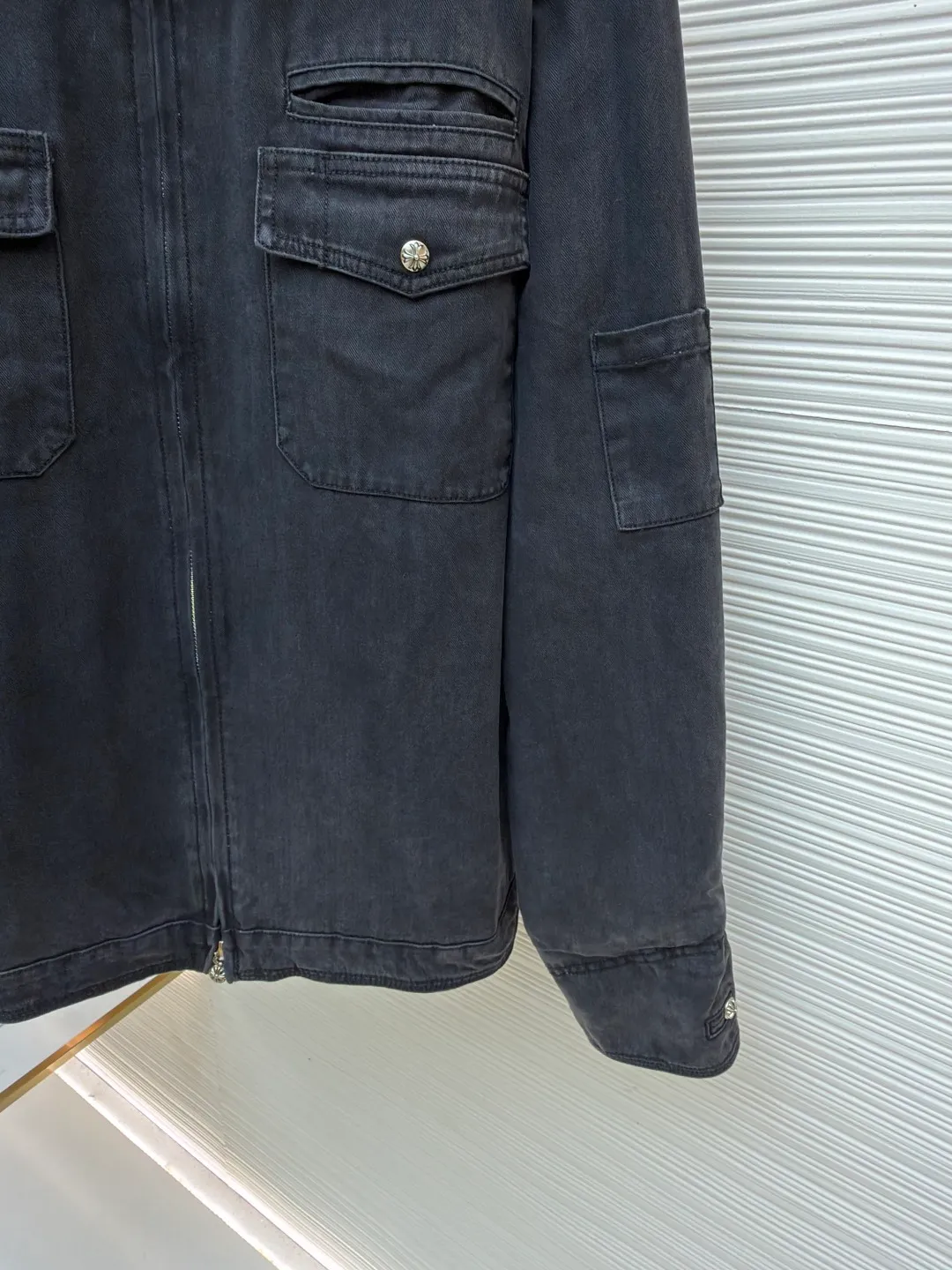 Chrome Hearts herringbone pattern washed work clothes ●Item number: 1682369-C65 ●Fabric: 100% cotton ●Technology: Washed production ●Color: washed gray ●Version: Fitted version ●Weight: about 1255 grams ●Size: S-M-L ●Description: The large body fabric is made of pure cotton fabric with herringbone pattern woven according to YB, which has a three-dimensional crisp effect. The lining is made of jacquard pure cotton fabric. Minimum order is ㎞. The garments are washed with natural gray effect (Chehao garments stayed in the washing factory for a month, and finally the results were perfect). Due to the difficulty of washing, the scrap rate is extremely high, and the spot goods should be cherished. The neckline is cut and cut using genuine sheepskin film, and the molded hardware is aged and oxidized. The overall wiring is straight and delicate, the fabric is comfortable and soft, and the color is consistent without color difference. It can be matched with the same style to create a fashionable look and control various occasions. Customized accessories, complete with three standards, same style for men and women!